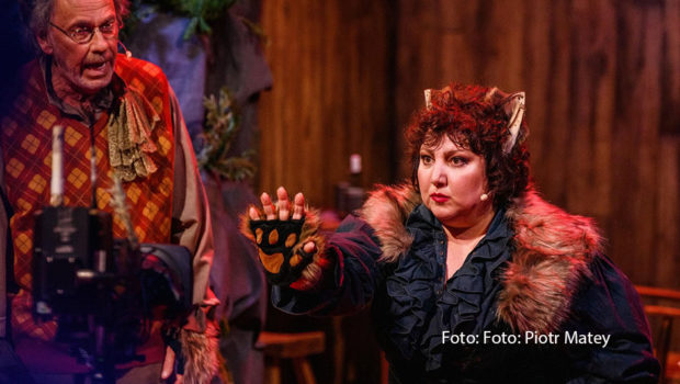 Mit einer ganz besonderen Version des Klassikers „Der Wolf und die sieben Geißlein“ setzt Sat.1 am 11. Dezember seine Reihe „Die Comedy Märchenstunde“ fort. Hugo Egon Balder trifft in dem Impro-Theaterspaß als böser Wolf auf, Meltem Kaptan als hinterlistige Frau Wolf. (Foto: Sat.1/Piotr Matey)
