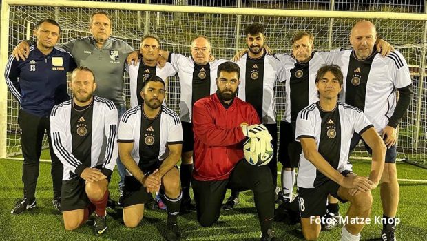 Bei einem Charity-Turnier in Köln feiert die Komiker-Nationalmannschaft am 1. November ihr offizielles Debüt. Neben Kapitän Matze Knop stehen u.a. Sven Pistor, Faisal Kawusi und Martin Klempnow im Aufgebot der kickenden Spaß-Spezialisten. (Foto: Matze Knop)