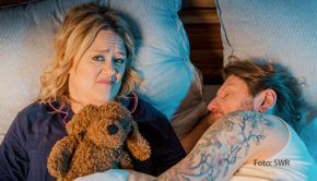 Lisa Feller und drei weitere Comedy-Stars läuten am 17. März die neue SWR-Showreihe im Ersten ein, in der aktuelle Themen humorvoll aufs Korn genommen werden. Zum insgesamt 16-köpfigen Ensemble von „Comedy rettet die Welt!“ gehören u.a. auch Mirja Boes, Mike Krüger, Meltem Kaptan und Sasha. (Foto: SWR)