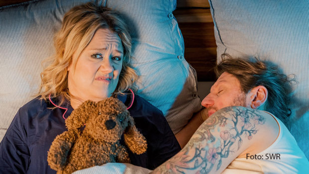 Lisa Feller und drei weitere Comedy-Stars läuten am 17. März die neue SWR-Showreihe im Ersten ein, in der aktuelle Themen humorvoll aufs Korn genommen werden. Zum insgesamt 16-köpfigen Ensemble von „Comedy rettet die Welt!“ gehören u.a. auch Mirja Boes, Mike Krüger, Meltem Kaptan und Sasha. (Foto: SWR)