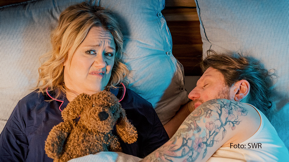 Lisa Feller und drei weitere Comedy-Stars läuten am 17. März die neue SWR-Showreihe im Ersten ein, in der aktuelle Themen humorvoll aufs Korn genommen werden. Zum insgesamt 16-köpfigen Ensemble von „Comedy rettet die Welt!“ gehören u.a. auch Mirja Boes, Mike Krüger, Meltem Kaptan und Sasha. (Foto: SWR)