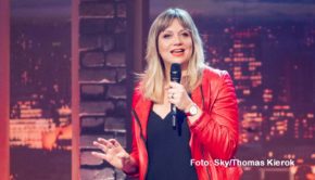 Vier Stars der Stand-up-Comedyszene präsentieren in der neuen Staffel der Reihe „Comedy@Sky“ Highlights aus ihren aktuellen Soloprogrammen. Los geht’s am heutigen 24. März bei Sky Comedy und Sky Ticket mit der Komikerin und Schauspielerin Mirja Regensburg. (Foto: Sky/Thomas Kierok)
