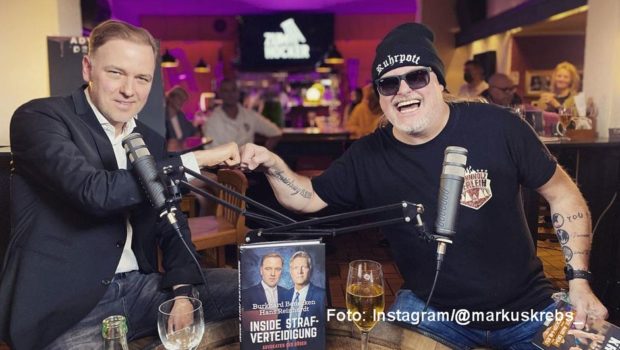 Der Anwalt und der Comedian: Strafverteidiger Burkhard Benecken ist der aktuelle Gast im Podcast „Comedykation“ von Markus Krebs. In der Folge mit dem Titel „In der Tat“ geht’s u.a. um die Frage, ob das deutsche Rechtssystem nicht zu lasch und der juristische Alltag eher langweilig ist. (Foto: Instagram/@markuskrebs)
