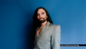 Im Vorfeld zum großen Finale des diesjährigen Eurovision Song Contest präsentiert die ARD Audiothek ab dem 28. April den neuen Podcast „Wie gewinnt man den ESC?“. Host Daniel Kähler spricht darin mit ESC-Stars wie Conchita Wurst über die Erfolgsgeheimnisse rund um den Musikwettbewerb. Foto © NDR/Hanna Fasching