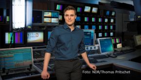 Zur neuen Ausgabe des Radio-Talks „Tischgespräch“ bei WDR 5 empfängt Moderator Marco Schreyl den Journalisten und „Tagesschau“-Sprecher Constantin Schreiber. Dabei geht’s u.a. auch um das Thema von Schreibers gerade veröffentlichtem Buch: „Glück im Unglück“. (Foto: NDR/Thomas Pritschet)