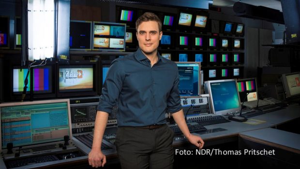 Zur neuen Ausgabe des Radio-Talks „Tischgespräch“ bei WDR 5 empfängt Moderator Marco Schreyl den Journalisten und „Tagesschau“-Sprecher Constantin Schreiber. Dabei geht’s u.a. auch um das Thema von Schreibers gerade veröffentlichtem Buch: „Glück im Unglück“. (Foto: NDR/Thomas Pritschet)