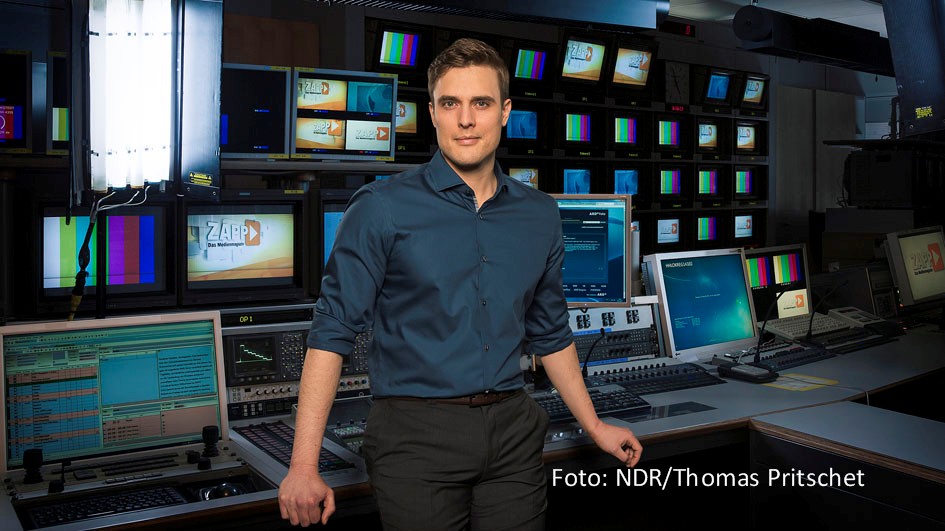 Zur neuen Ausgabe des Radio-Talks „Tischgespräch“ bei WDR 5 empfängt Moderator Marco Schreyl den Journalisten und „Tagesschau“-Sprecher Constantin Schreiber. Dabei geht’s u.a. auch um das Thema von Schreibers gerade veröffentlichtem Buch: „Glück im Unglück“. (Foto: NDR/Thomas Pritschet)