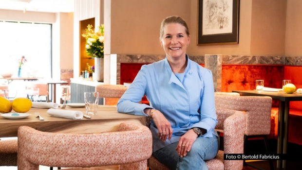 In Zusammenarbeit mit der Online-Druckerei Vistaprint will Spitzenköchin Cornelia Poletto Kleinunternehmen in der Gastronomie unterstützen. Für den Wettbewerb „Lokalhelden gesucht“ wird ein Preisgeld von 20.000 Euro ausgelobt. Die Bewerbungsphase läuft bis zum 13. April. Foto: © Bertold Fabricius