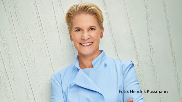 In der „NDR Talk Show“ begrüßt das Moderations-Duo Barbara Schöneberger und Hubertus Meyer-Burckhardt am 22. November u.a. Cornelia Poletto. Die Spitzenköchin spricht über ihre Liebe zur Nudel und Hundetrainer Martin Rütter über die seine zum Pudel und dessen Artgenossen. (Foto: Hendrik Kossmann)