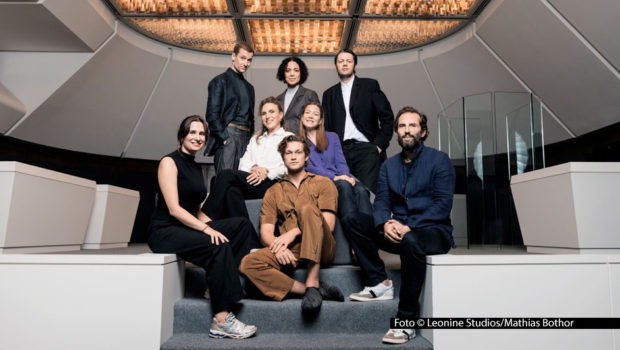 Mit u.a. Hannah Herzsprung, Damian Hardung, Alexander Fehling, Haley Louise Jones und Christian Friedel verfilmt Regisseurin und Drehbuchautorin Lena Stahl derzeit den dystopischen Thriller „Corpus Delicti“ von Juli Zeh. Der Kinostart ist für den Herbst 2026 angekündigt. Foto © Leonine Studios/Mathias Bothor