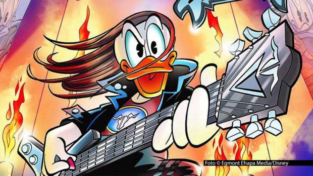 Donald Duck lässt es ab dem 15. Juli krachen. Im „Lustigen Taschenbuch Heavy Metal“, das Egmont Ehapa in Zusammenarbeit mit den Veranstaltern des Wacken Open Air herausgibt, legt die berühmte Ente die Matrosenmütze ab und schüttelt ihr Haar – auf dem größten Metal-Festival der Welt. Foto © Egmont Ehapa Media/Disney