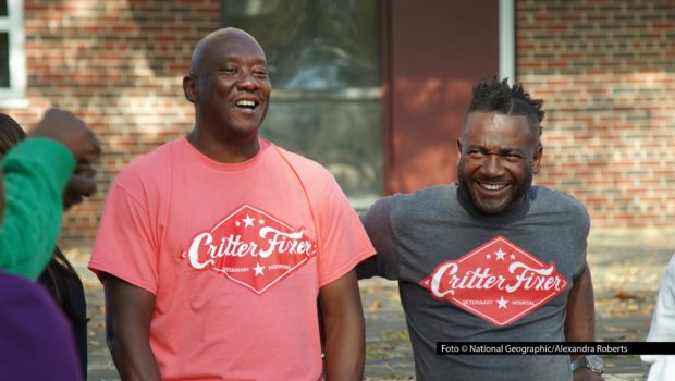 Bei National Geographic WILD startet die Doku-Serie „Critter Fixer: Zwei Tierärzte für alle Felle“ am 25. August in die vierte Staffel. Zum Auftakt erwarten die beiden Veterinäre Dr. Vernard L. Hodges und Dr. Terrence Ferguson wieder zahlreiche tierische Patienten. Foto © National Geographic/Alexandra Roberts