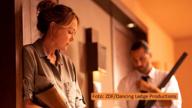 Ab dem 28. August strahlt das ZDF auf dem „Montagskino“-Sendeplatz die vierteilige britische Miniserie „Crossfire – Tod in der Sonne“ aus. Keeley Hawes spielt darin eine Ex-Polizistin, die im Urlaub auf den Kanaren in einen Kampf auf Leben und Tod verwickelt wird. (Foto: ZDF/Dancing Ledge Productions)