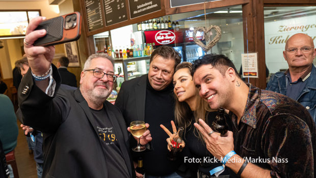 In „Ziervogel’s Kult-Curry“ baten Kick-Media Music und Pool Position zur Renaissance des traditionellen Currywurstessens. Ralf Schroeter und Peer Jalowietziki trafen u.a. die Musiker Suzann Nox und Fischer sowie den Musikjournalisten Thomas König (v.l.n.r.). (Foto: Kick-Media/Markus Nass)