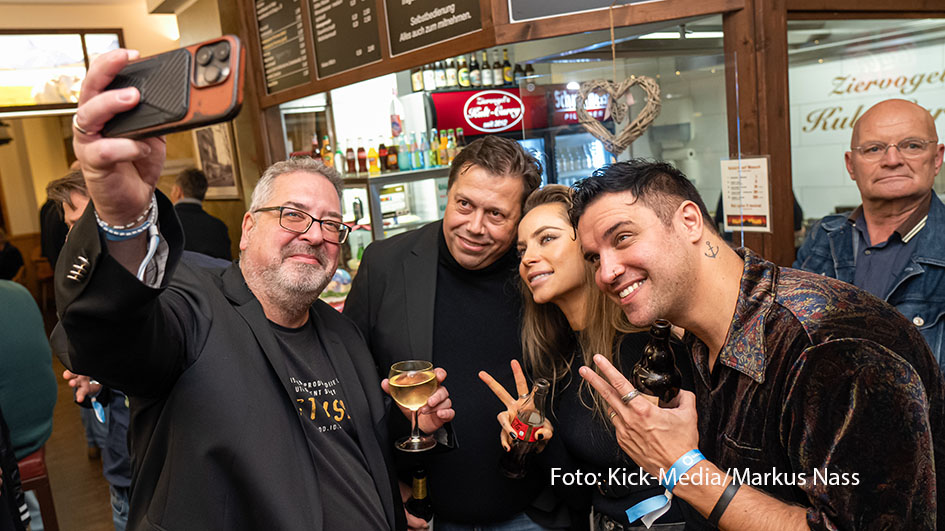 In „Ziervogel’s Kult-Curry“ baten Kick-Media Music und Pool Position zur Renaissance des traditionellen Currywurstessens. Ralf Schroeter und Peer Jalowietziki trafen u.a. die Musiker Suzann Nox und Fischer sowie den Musikjournalisten Thomas König (v.l.n.r.). (Foto: Kick-Media/Markus Nass)