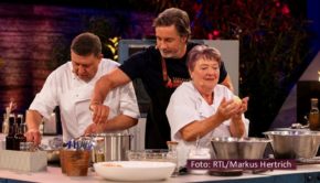 In der Vox-Show „Deutschland grillt den Henssler“ tritt Steffen Henssler am 17. November wieder zum kulinarischen Wettbewerb gegen Teams aus vier Bundesländern an. Dabei geht Moderator Marco Schreyl mit den Traditionsköchen Cosima und André Bachmann für Thüringen an den Start. Foto-RTL_Markus-Hertrich