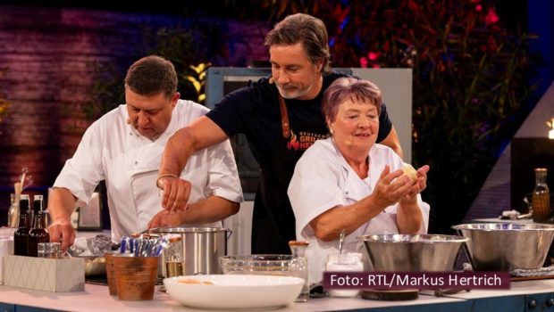 In der Vox-Show „Deutschland grillt den Henssler“ tritt Steffen Henssler am 17. November wieder zum kulinarischen Wettbewerb gegen Teams aus vier Bundesländern an. Dabei geht Moderator Marco Schreyl mit den Traditionsköchen Cosima und André Bachmann für Thüringen an den Start. Foto-RTL_Markus-Hertrich