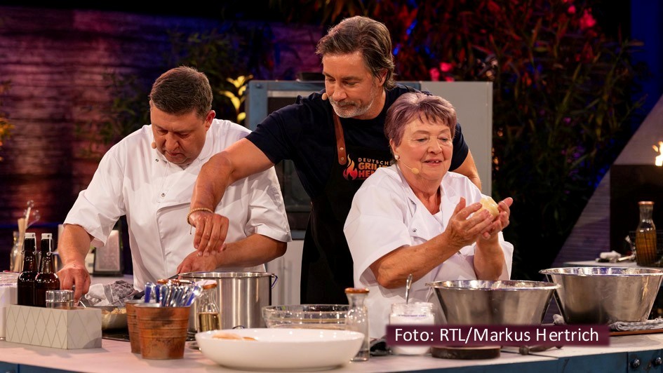In der Vox-Show „Deutschland grillt den Henssler“ tritt Steffen Henssler am 17. November wieder zum kulinarischen Wettbewerb gegen Teams aus vier Bundesländern an. Dabei geht Moderator Marco Schreyl mit den Traditionsköchen Cosima und André Bachmann für Thüringen an den Start. Foto-RTL_Markus-Hertrich