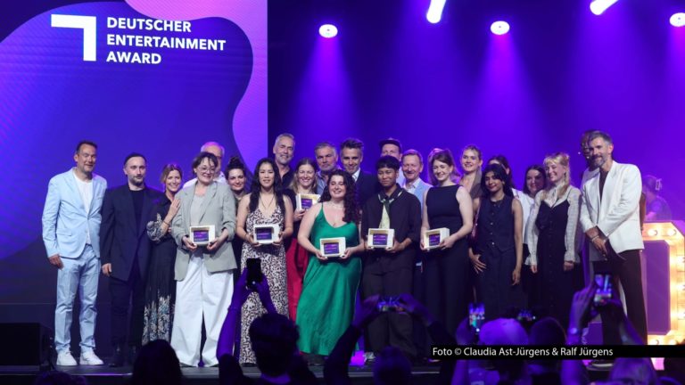 In Kölner Carlswerk Victoria fand am 18. Juni die diesjährige Verleihung des Deutschen Entertainment Awards (DEA) statt. Insgesamt wurden sechs Auszeichnungen vergeben. Zu den geehrten Formaten zählten die Reality-Gameshow „Werwölfe“ und die Wissenschaftsshow „Maithink X“. Foto © Claudia Ast-Jürgens & Ralf Jürgens