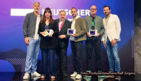 Die Teams von EndemolShine Germany und BBC Studios Germany sowie die Executive Producerin Julia Thiel von Unterhaltungsfernsehen Ehrenfeld wurden mit dem Deutschen Entertainment Award 2023 ausgezeichnet. Durch die Preisverleihung in Köln führte Komiker Oliver Kalkofe. (Foto: Produzentenallianz/Ralf Jürgens)