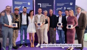 Im „Harbour Club“ in Köln fand die dritte Verleihung des Deutschen Entertainment Awards (DEA) statt. Björn Böhning, CEO der ausrichtenden Produktionsallianz, beglückwünschte die Preisträgerinnen und Preisträger in insgesamt vier Kategorien. Geehrt wurden u.a. die Verantwortlichen hinter den ZDF-Shows „Buchstäblich leben!“ und „besser/esser“. (Foto: Claudia Ast-Juergens/Ralf Juergens)