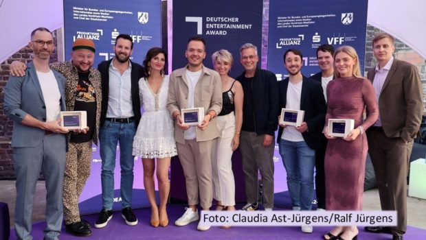 Im „Harbour Club“ in Köln fand die dritte Verleihung des Deutschen Entertainment Awards (DEA) statt. Björn Böhning, CEO der ausrichtenden Produktionsallianz, beglückwünschte die Preisträgerinnen und Preisträger in insgesamt vier Kategorien. Geehrt wurden u.a. die Verantwortlichen hinter den ZDF-Shows „Buchstäblich leben!“ und „besser/esser“. (Foto: Claudia Ast-Juergens/Ralf Juergens)