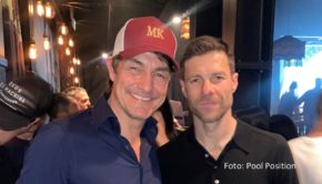 Comedian und Fußball-Experte Matze Knop war live beim DFB-Pokalfinale in Berlin vor Ort. Nach einem Aufritt im Sponsoren-Village traf er bei der Finalparty des frischgebackenen Pokalsiegers Bayer 04 Leverkusen auch auf Erfolgstrainer Xabi Alonso, der das Team bereits zum Meistertitel geführt hatte. (Foto: Pool Position)