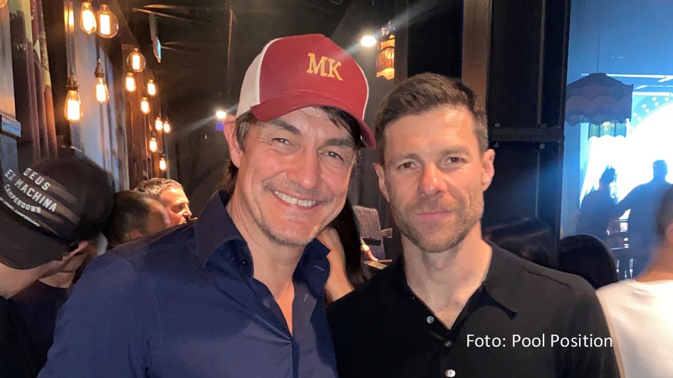 Comedian und Fußball-Experte Matze Knop war live beim DFB-Pokalfinale in Berlin vor Ort. Nach einem Aufritt im Sponsoren-Village traf er bei der Finalparty des frischgebackenen Pokalsiegers Bayer 04 Leverkusen auch auf Erfolgstrainer Xabi Alonso, der das Team bereits zum Meistertitel geführt hatte. (Foto: Pool Position)