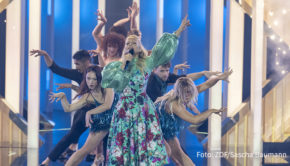 Eine Barbara Schöneberger in Bestform moderierte am Mittwochabend in den Kölner MMC Studios die Verleihung des Deutschen Fernsehpreises 2022. Während es draußen in Strömen regnete, regnete es im Saal jede Menge Preise. Diese gingen u.a. an Schauspieler Moritz Bleibtreu, ZDF-Reporterin Katrin Eigendorf, Entertainer Giovanni Zarrella und die MagentaTV-Serie „Oh Hell“. (Foto: ZDF/Sascha Baumann)