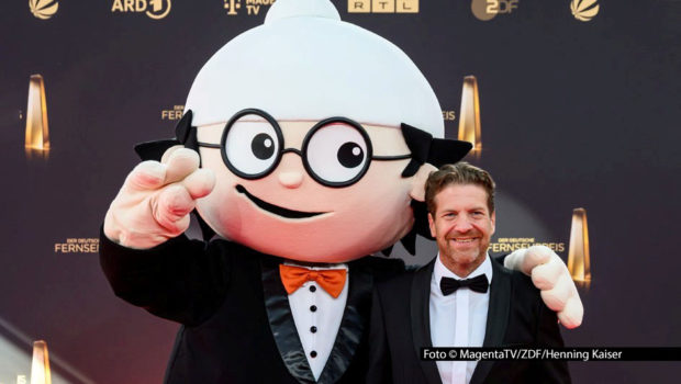 Dresscode auch für Mainzelmännchen: ZDF-Aushängeschild Det warf sich zur großen TV-Gala des Deutschen Fernsehpreises 2025 in Schale – ebenso wie der turnusmäßige Vorsitzende des Stifterkreises, Telekom-Fernsehchef Arnim Butzen. ZDF und MagentaTV übertrugen die Award-Show aus Köln. Foto © MagentaTV/ZDF/Henning Kaiser