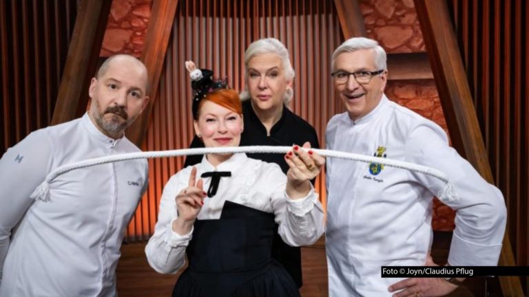 Die vierte Staffelrunde von „Das große Backen – Die Profis“ steht am 24. Juni in Sat.1 auf dem Programm. Für Gastgeberin Enie van de Meiklokjes sowie die Juroren Christian Hümbs, Bettina Schliephake-Burchardt und Günther Körffer ist diesmal auch eine Portion Magie im Spiel. (Foto © Joyn/Claudius Pflug)