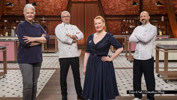 In der dritten Runde von „Das große Backen – die Profis“ reisen die Teams kulinarisch um die Welt. Das Juroren-Trio, bestehend aus Christian Hümbs, Bettina Schliephake-Burchardt und Günther Koerffer, erwartet einzigartige Schaustücke, die jeweils einen Kontinent repräsentieren. Foto © Sat.1/Claudius Pflug