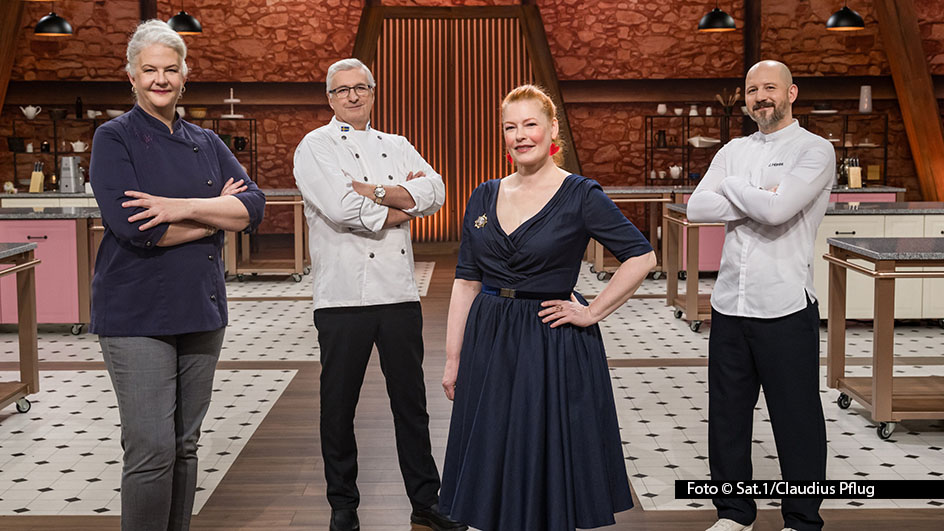 In der dritten Runde von „Das große Backen – die Profis“ reisen die Teams kulinarisch um die Welt. Das Juroren-Trio, bestehend aus Christian Hümbs, Bettina Schliephake-Burchardt und Günther Koerffer, erwartet einzigartige Schaustücke, die jeweils einen Kontinent repräsentieren. Foto © Sat.1/Claudius Pflug