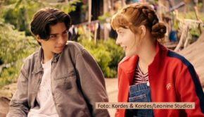 In diesem Herbst kommt der dritte Teil der beliebten Filmreihe „Die Schule der magischen Tiere“ in die deutschen Kinos. Neben Emilia Maier und Loris Sichrovsky, die erneut in den Hauptrollen zu sehen sein werden, übernehmen diesmal u.a. auch Meltem Kaptan, Luis Vorbach und Christina Große wichtige Rollen an der Wintersteinschule. (Foto: Kordes & Kordes/Leonine Studios)