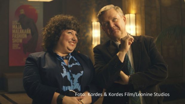 Große Ehre für „Die Schule der magischen Tiere 3“. Die Fantasy-Komödie, in der u.a. Meltem Kaptan und Justus von Dohnányi als Darsteller mitwirken, wird für mehr als drei Millionen Kinobesuche mit der Goldenen Leinwand geehrt. Die Trophäe geht somit erstmals seit fünf Jahren wieder an einen deutschen Film. (Foto: Kordes, Kordes & Kordes Film/Leonine Studios)