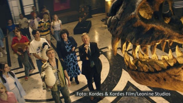 Der dritte Teil der erfolgreichen Kinder- und Jugendverfilmungen „Die Schule der magischen Tiere“, in dem neben den Jungstars der Reihe u.a. auch Meltem Kaptan und Justus von Dohnányi mitspielen, hat einen starken Kinostart hingelegt. Am Auftaktwochenende sahen ihn 470.000 Besucher. Kordes-Kordes-Film_Leonine-Studios