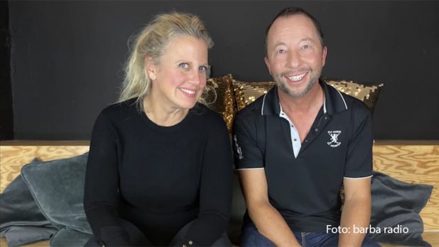 In der aktuellen Ausgabe des barba radio-Podcasts „Mit den Waffeln einer Frau“ ist DJ Bobo zu Gast. Mit Barbara Schöneberger spricht der Entertainer u.a. über erste Details zu seiner großen Jubiläumstour im nächsten Jahr und wie es war, Michael Jackson zu treffen. (Foto: barba radio)