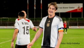 Auf dem Fußballfeld lassen es die Mitglieder der neuen Komiker-Nationalmannschaft keineswegs nur lustig angehen. Kapitän Matze Knop spricht im Podcast „Echte Champions XXL“ über die ersten beiden Spiele des Teams, bei denen es ordentlich zur Sache ging. (Foto: Katja Inderka)