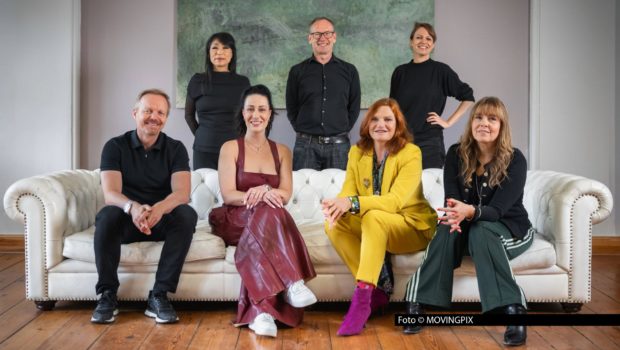 Die Jury des Deutschen Musikautor*innenpreis der GEMA hat entschieden, wer in diesem Jahr ins Rennen um eine der begehrten Trophäen geht. Zu den Nominierten zählen u.a. Clueso, Haftbefehl-Produzent Bazzazzian und der Singer-Songwriter Tristan Brusch. Der Preis wird am 26. Februar in Berlin verliehen. Foto © MOVINGPIX