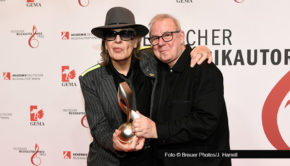 Am 26. Februar verlieh die GEMA in Berlin den Deutschen Musikautor*innenpreis. Zu den Höhepunkten des Abends gehörte die Verleihung des „Sonderpreises Inspiration“ an Udo Lindenberg. Die Laudatio hielt Joachim Król. Lindenbergs Empfehlung: „Rockstar ist ein geiler Beruf!“ (Foto © Brauer Photos/J. Harrell)