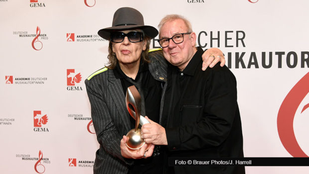 Am 26. Februar verlieh die GEMA in Berlin den Deutschen Musikautor*innenpreis. Zu den Höhepunkten des Abends gehörte die Verleihung des „Sonderpreises Inspiration“ an Udo Lindenberg. Die Laudatio hielt Joachim Król. Lindenbergs Empfehlung: „Rockstar ist ein geiler Beruf!“ (Foto © Brauer Photos/J. Harrell)