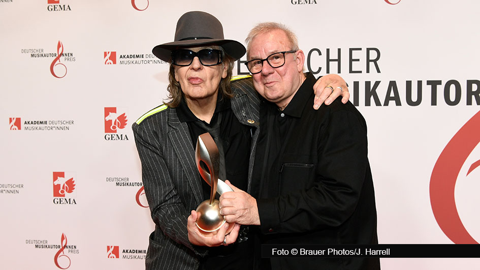 Am 26. Februar verlieh die GEMA in Berlin den Deutschen Musikautor*innenpreis. Zu den Höhepunkten des Abends gehörte die Verleihung des „Sonderpreises Inspiration“ an Udo Lindenberg. Die Laudatio hielt Joachim Król. Lindenbergs Empfehlung: „Rockstar ist ein geiler Beruf!“ (Foto © Brauer Photos/J. Harrell)