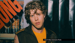 Der Berliner Singer-Songwriter Zartmann landete 2025 mit „Tau mich auf“ einen Riesenhit. Die GEMA zeichnet den Musiker und seine Co-Autoren dafür mit dem Deutschen Musikautor*innenpreis in der Kategorie „Erfolgreichstes Werk“ aus. Die Verleihung findet am 26. Februar statt. (Foto © Max Hartmann Photo)