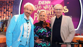 Am 3. Mai startet „Denn sie wissen nicht, was passiert“ ins neue Jahr. Barbara Schöneberger, Günther Jauch und Thomas Gottschalk haben wie immer keine Ahnung, was sie erwartet. Unter dem Motto „Las Vegas“ navigieren sie spontan durch unterschiedliche Spielrunden – ganz ohne Drehbuch. Foto © RTL/Stefan Gregorowius