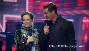 Am Samstag begrüßt Moderator Marco Schreyl u.a. die Sängerin Amber van den Elzen zum großen Finale von „Deutschland sucht den Superstar“ bei RTL. Sie geht mit drei weiteren Kandidatinnen und Kandidaten ins Rennen um den Gesamtsieg von Staffel 19. (Foto: RTL/Stefan Gregorowius)
