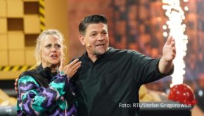 Eine neue Ausgabe der Show „Denn sie wissen nicht, was passiert“ läuft am 4. Mai bei RTL. Das komplette Protagonisten-Trio Barbara Schöneberger, Günther Jauch und Thomas Gottschalk stellt sich diesmal den spielerischen Herausforderungen. Gast Tim Mälzer übernimmt die Moderation. (Foto: RTL/Stefan Gregorowius)