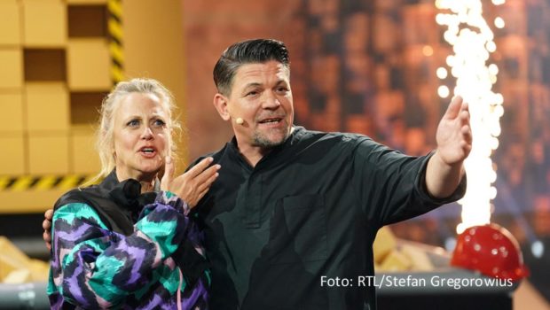Eine neue Ausgabe der Show „Denn sie wissen nicht, was passiert“ läuft am 4. Mai bei RTL. Das komplette Protagonisten-Trio Barbara Schöneberger, Günther Jauch und Thomas Gottschalk stellt sich diesmal den spielerischen Herausforderungen. Gast Tim Mälzer übernimmt die Moderation. (Foto: RTL/Stefan Gregorowius)