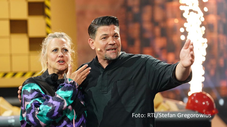 Eine neue Ausgabe der Show „Denn sie wissen nicht, was passiert“ läuft am 4. Mai bei RTL. Das komplette Protagonisten-Trio Barbara Schöneberger, Günther Jauch und Thomas Gottschalk stellt sich diesmal den spielerischen Herausforderungen. Gast Tim Mälzer übernimmt die Moderation. (Foto: RTL/Stefan Gregorowius)
