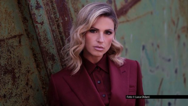 Am 13. Dezember strahlt RTL die erste Ausgabe von „Denn sie wissen nicht, was passiert“ in neuer Besetzung aus. Neben den Ehrlich Brothers sowie Jana Ina und Giovanni Zarrella gehört auch Entertainerin Michelle Hunziker zum Team der kommenden Folge. Im Gespräch mit smalltalk verriet die Schweizerin, worauf sie sich am kommenden Samstag besonders freut. Foto © Luca Oldani