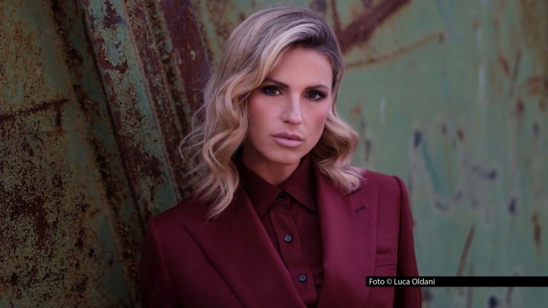 Am 13. Dezember strahlt RTL die erste Ausgabe von „Denn sie wissen nicht, was passiert“ in neuer Besetzung aus. Neben den Ehrlich Brothers sowie Jana Ina und Giovanni Zarrella gehört auch Entertainerin Michelle Hunziker zum Team der kommenden Folge. Im Gespräch mit smalltalk verriet die Schweizerin, worauf sie sich am kommenden Samstag besonders freut. Foto © Luca Oldani